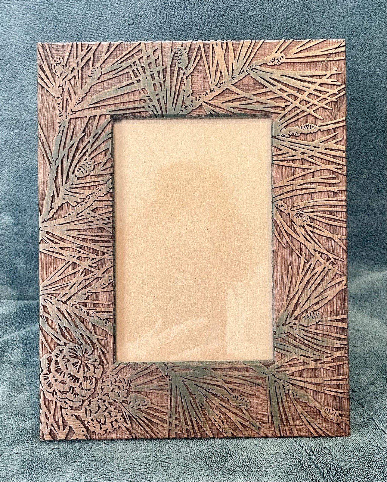 GORGEOUS 3D PINE NEEDLE AND PINE CONES WOOD FRAME!! VERY UNIQUE! 4 X 6 PHOTO
