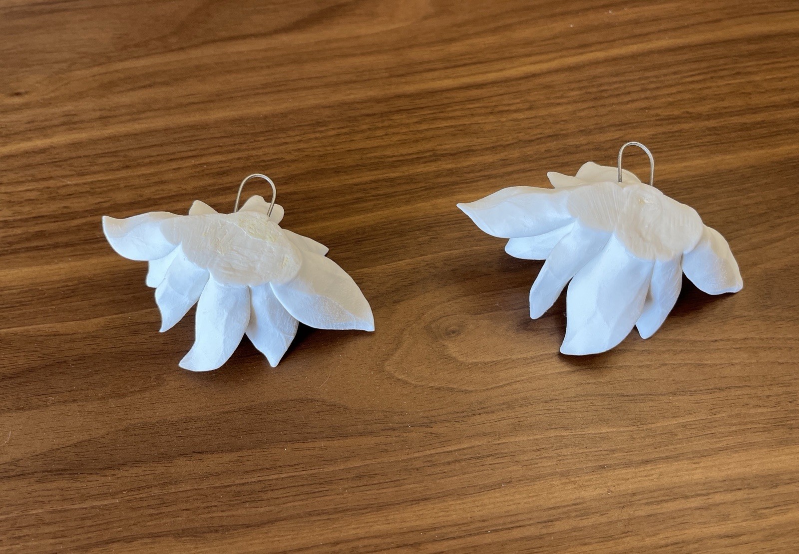 Set of 2 Ceramic Flower Heads w/ Hanging Loops, White & Yellow Floral Décor