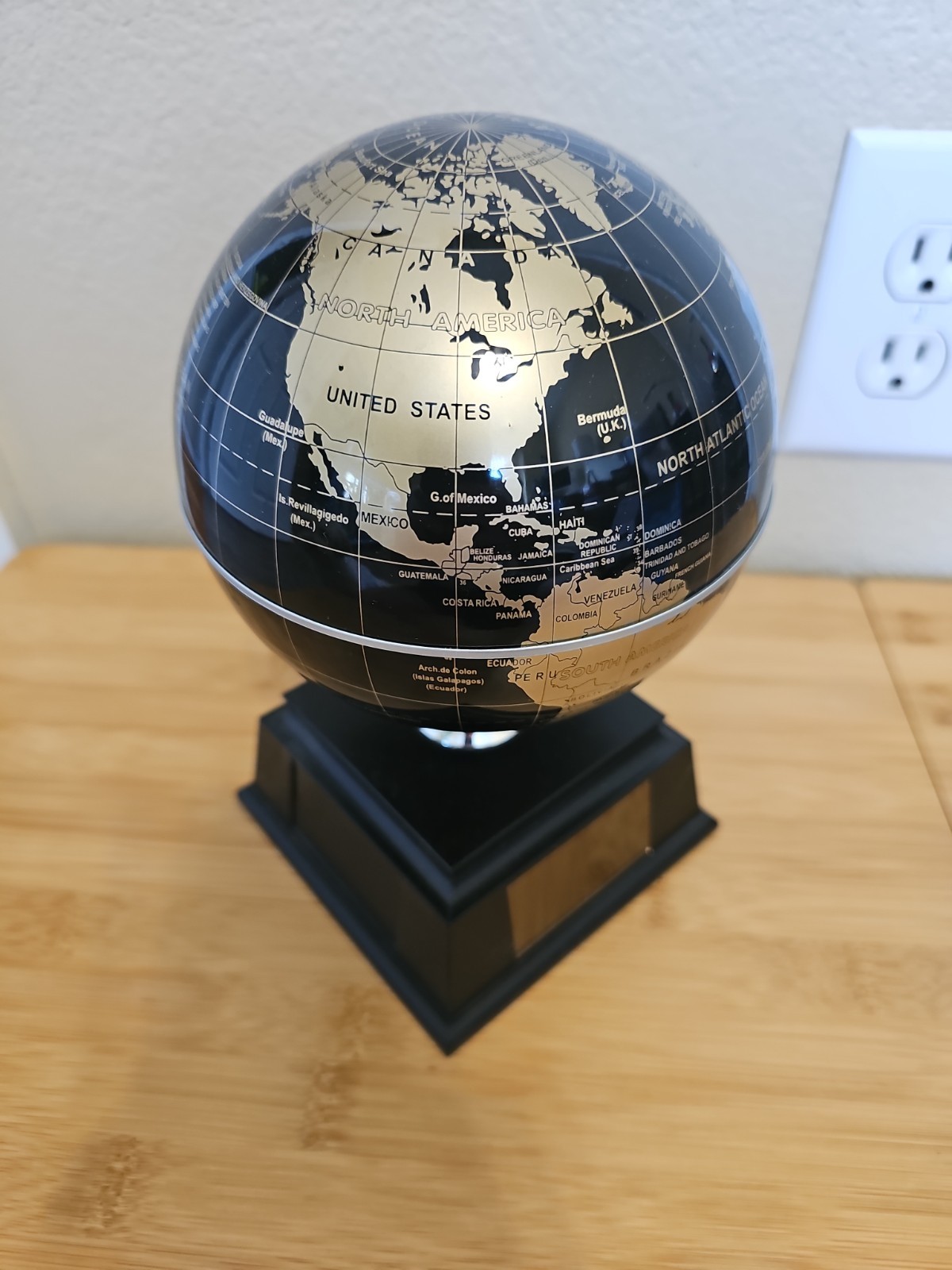 Things Remembered Solar Powered Globe Self Spinning With Black Base Silver Gold