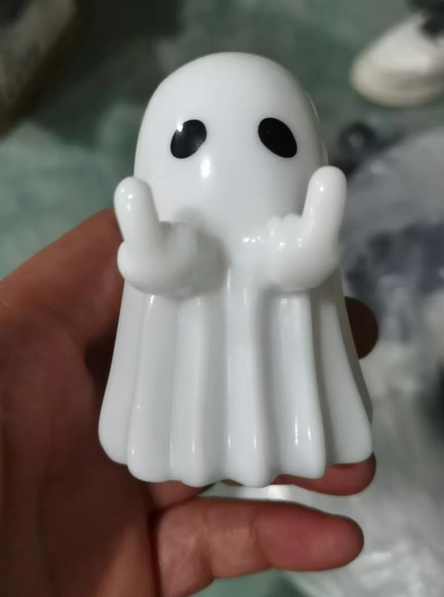 1pc Cute Ghost Statue Figurine with Middle Finger Halloween Decoration – NEW