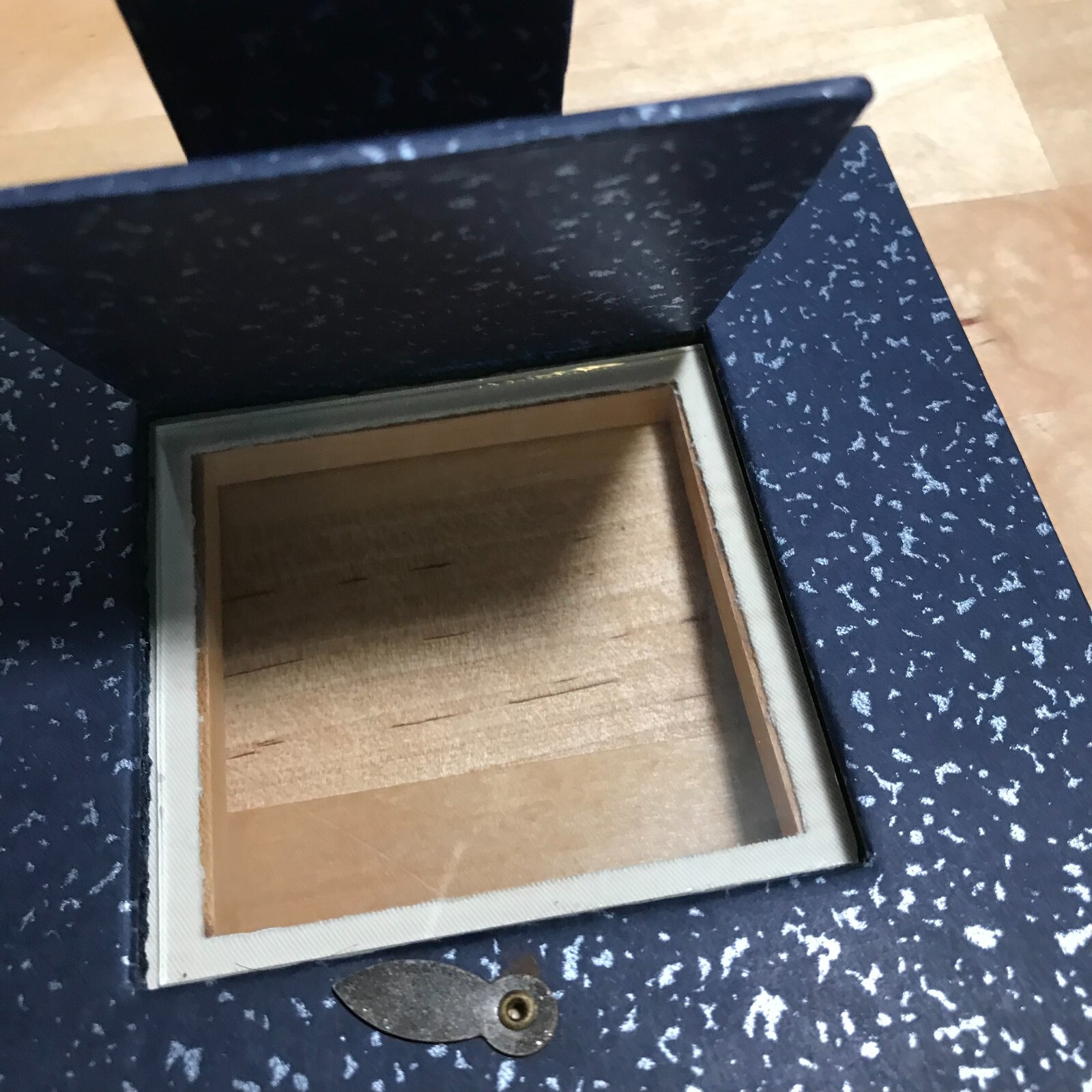 Unbranded Speckle Paper Cover Wood Detail Free Standing Picture Frame 5 3/4 H.