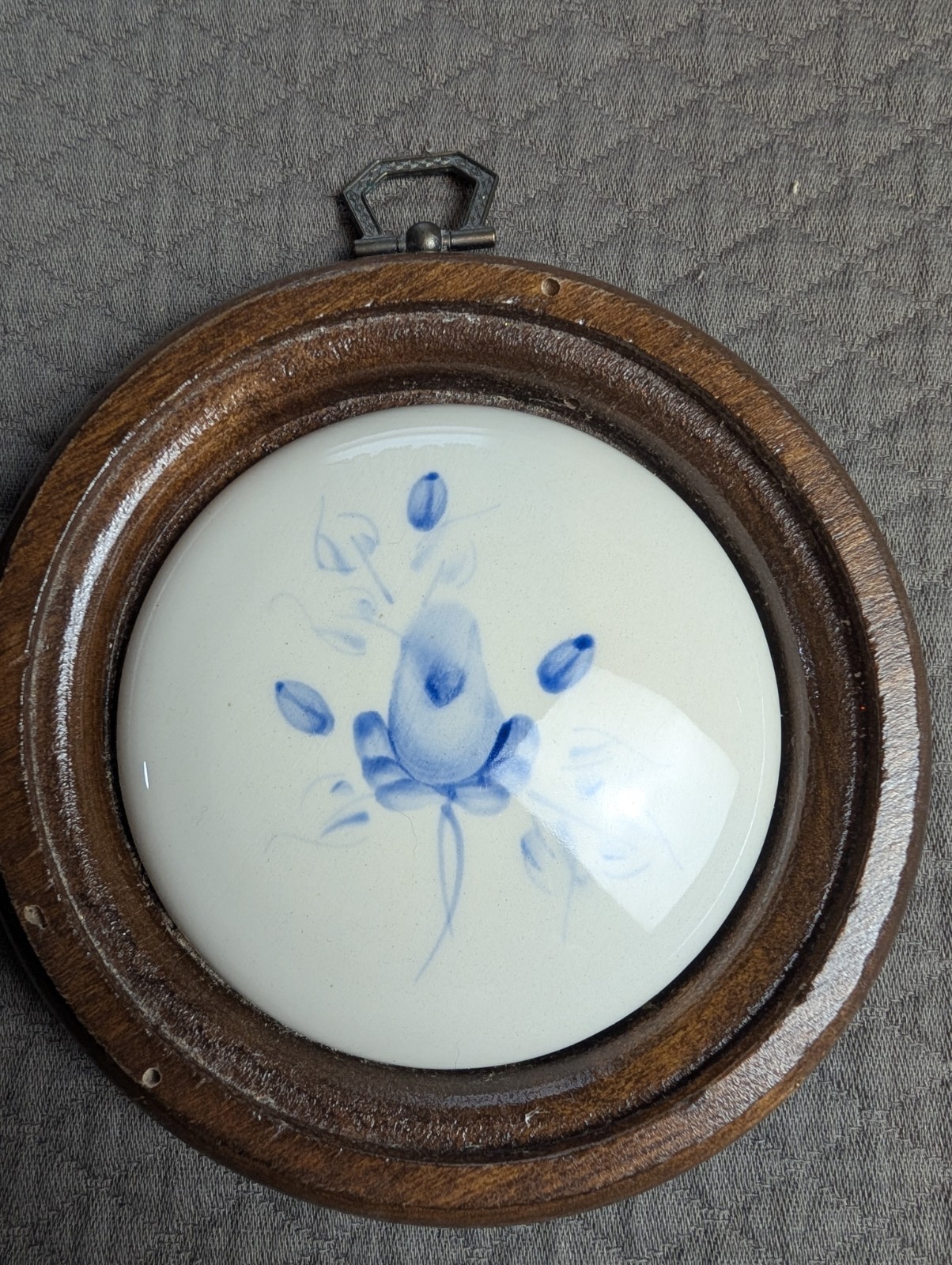 Vtg Homco Hand Painted Blue Rose Wall Decor 5&Prime; In Diameter 3.5&Prime; Ceramic Center