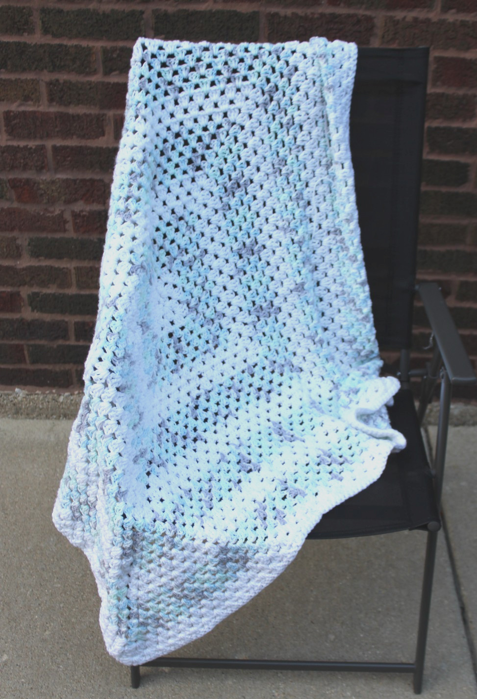 VINTAGE BABY/PERSONAL SIZE AFGHAN light blue green gray swirl crochet 42&Prime;x42&Prime;