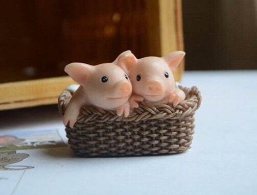 Little Pig in The Basket Statue Fairy Sculpture Tabletop Figurine Home Decor