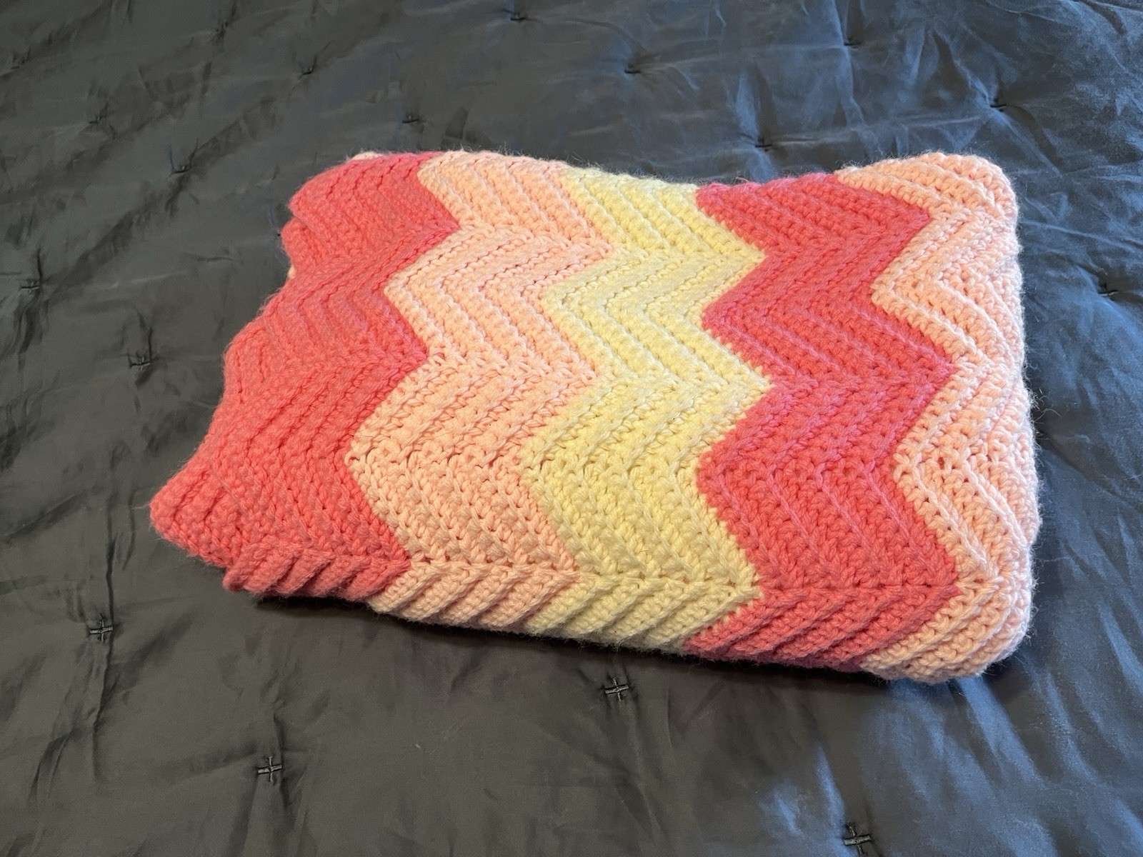 Handmade Chevron Zig Zag Crochet Afghan Blanket Throw 70&Prime;x55&Prime; Pinks White Cream