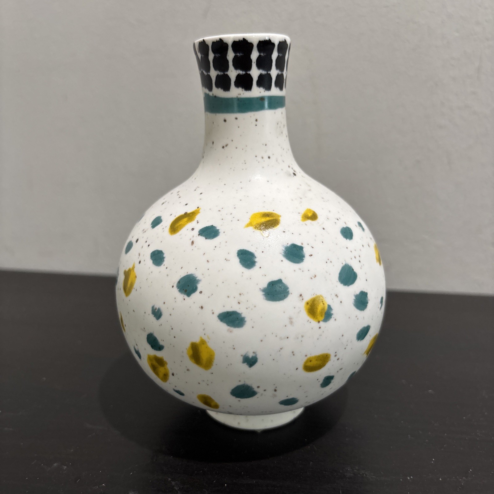 Anthropologie Bird Head Mohawk Ceramic Bud Vase 6” Eclectic Abstract Confetti