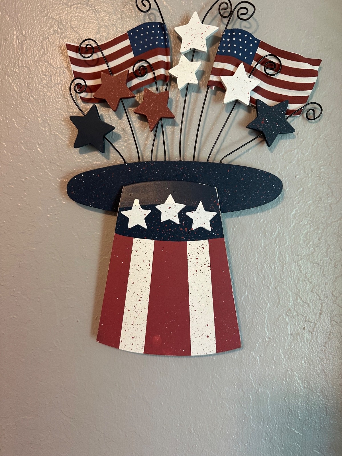 PATRIOTIC RED WHITE BLUE JULY 4th WOODEN UNCLE SAM HAT WALL HANGER IN EUC