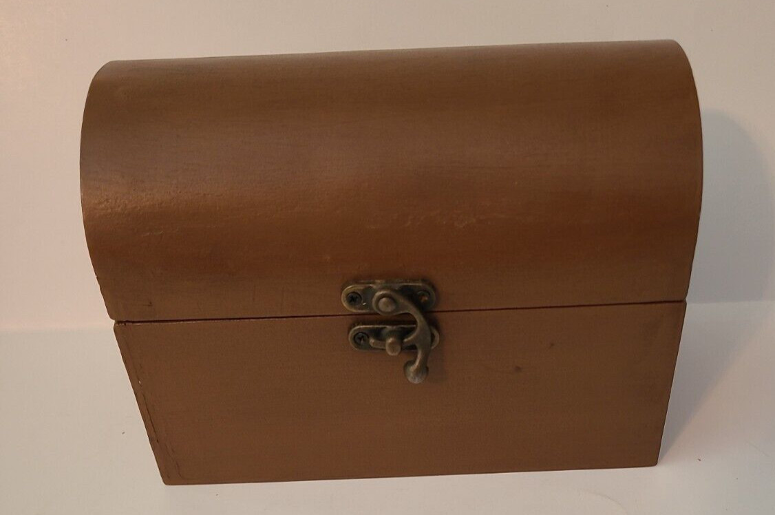 Vintage Faux Wood Treasure Chest with Decorative Metal Closure 5&Prime;H x 7.5&Prime;L x4&Prime; W