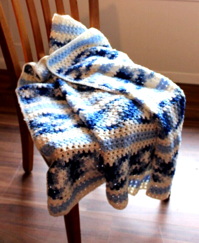 Vtg Handmade Crochet Afghan Lap Robe Chair Throw Blanket Blue White 52&Prime; x 31&Prime;