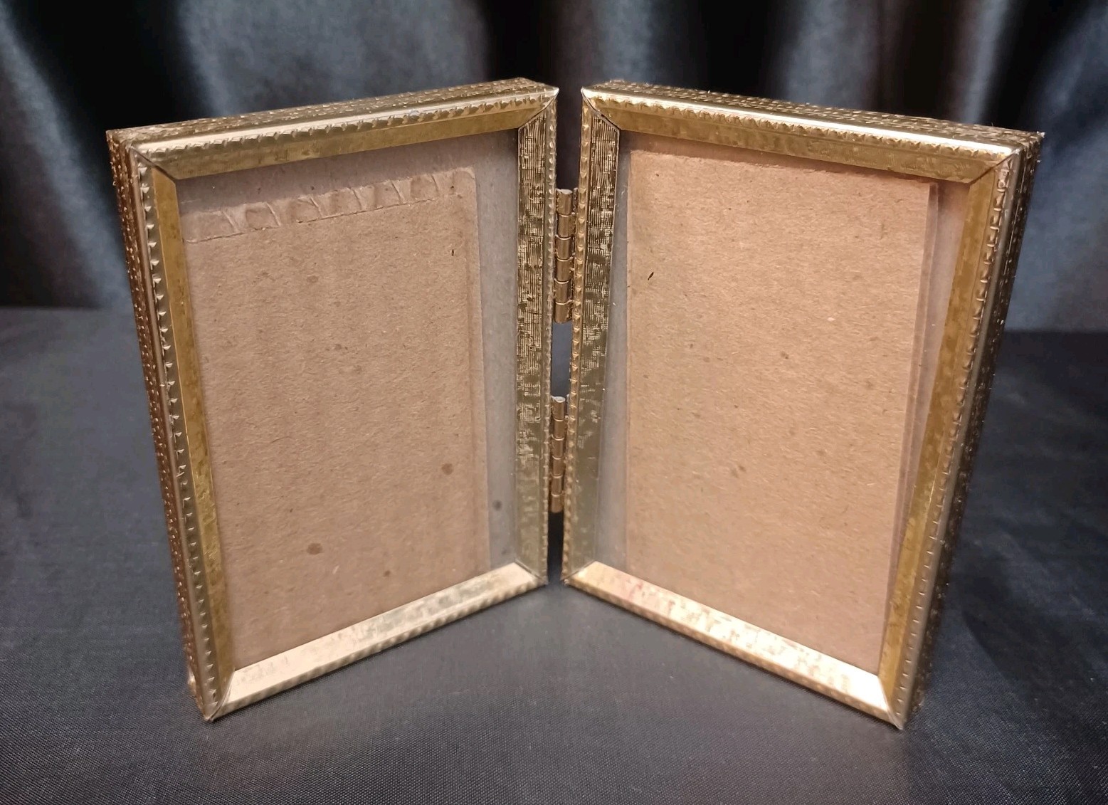 VINTAGE GOLD METAL PHOTO DOUBLE FOLDED HINGED STANDING FRAME 2.5 « X 3.5 » MCM