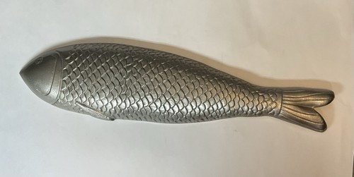 NWOB Fish Wall Decor Cast Metal 5.75 »x23.25 x1.25 »(14.6cm x 59.1cm x 3.1cm)