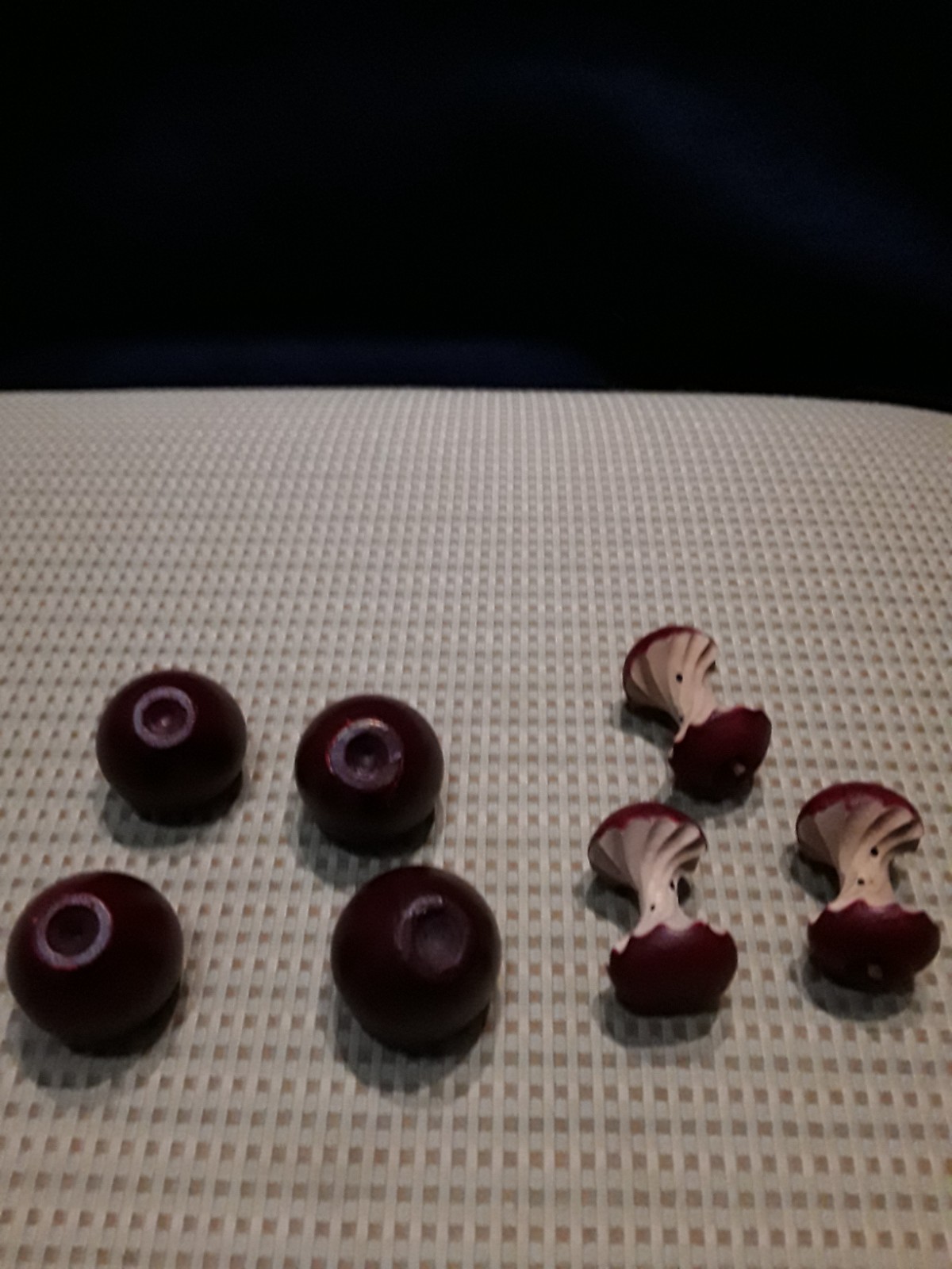 Small wooden carved red apples 4 whole and 3 cores adorable 1.5&Prime; x 1&Prime;