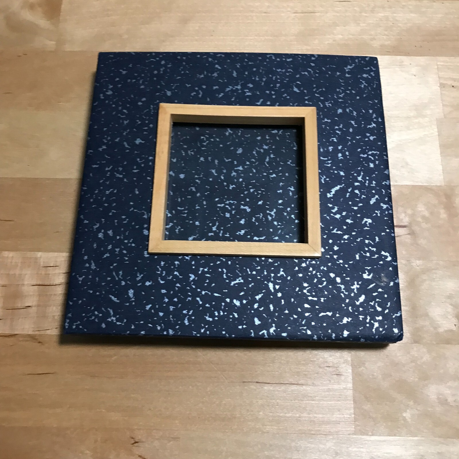 Unbranded Speckle Paper Cover Wood Detail Free Standing Picture Frame 5 3/4 H.