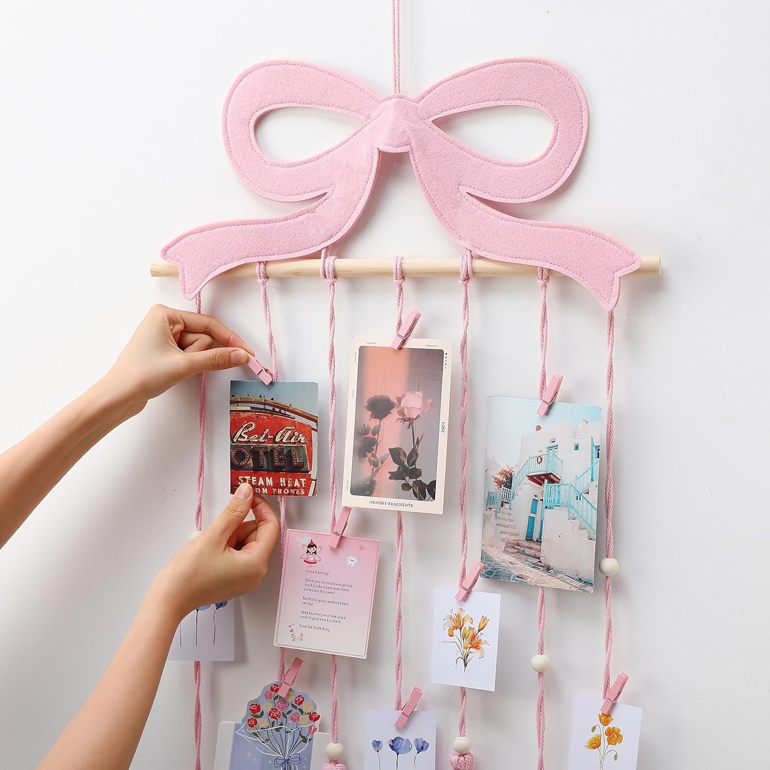 Charming Pink Bow Hanging Photo Display with 30 Clips – Perfect for Teens