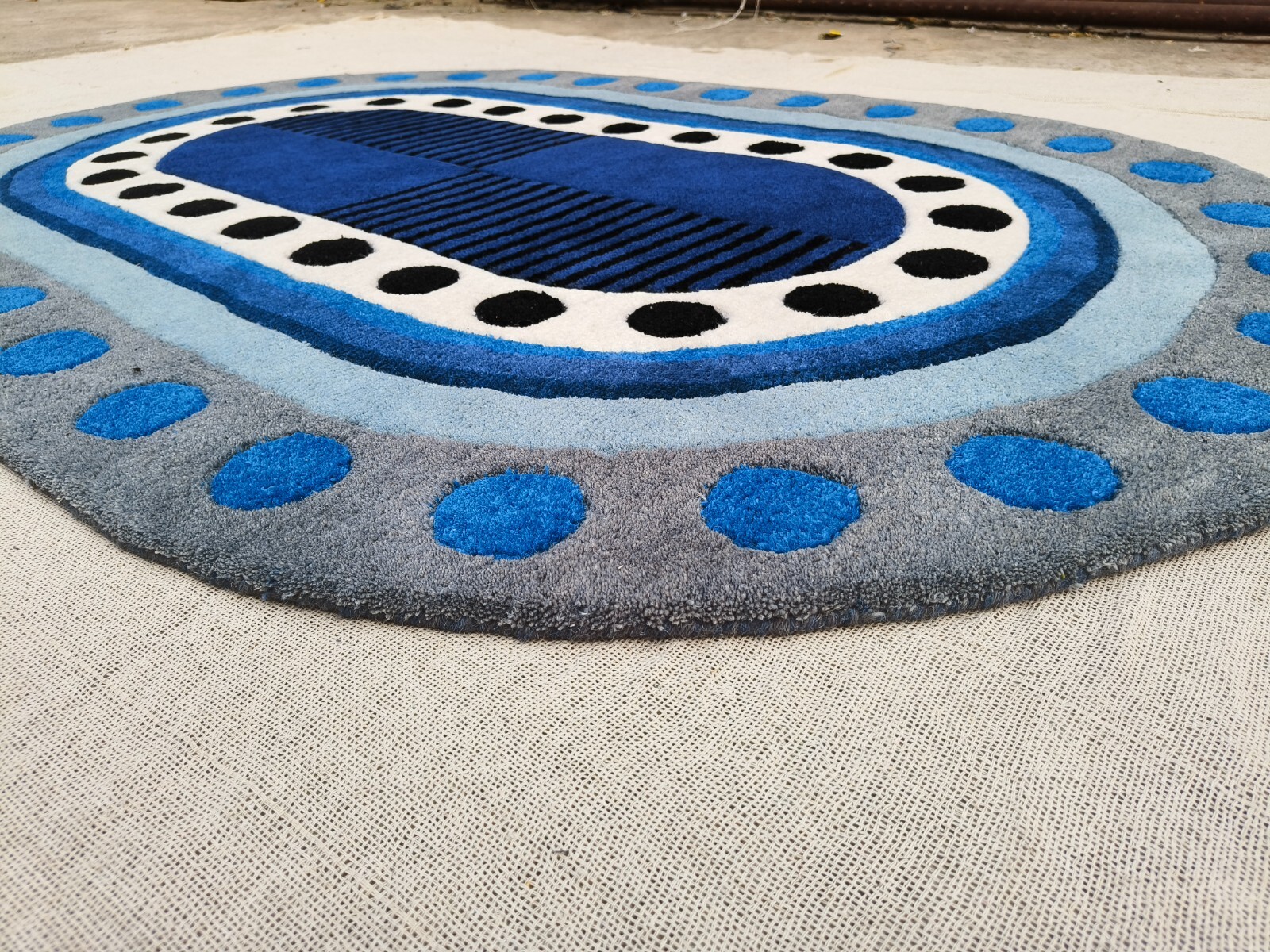 Irregular Shape Rugs Handmade 100% Woolen Hand Tufted For Home Decoration