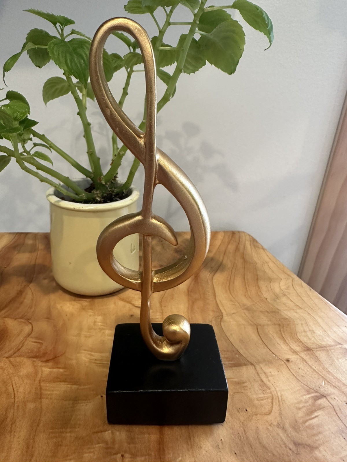 Gold Tone Treble Clef Music Note Figurine Modern Desk Shelf Decor Black Base