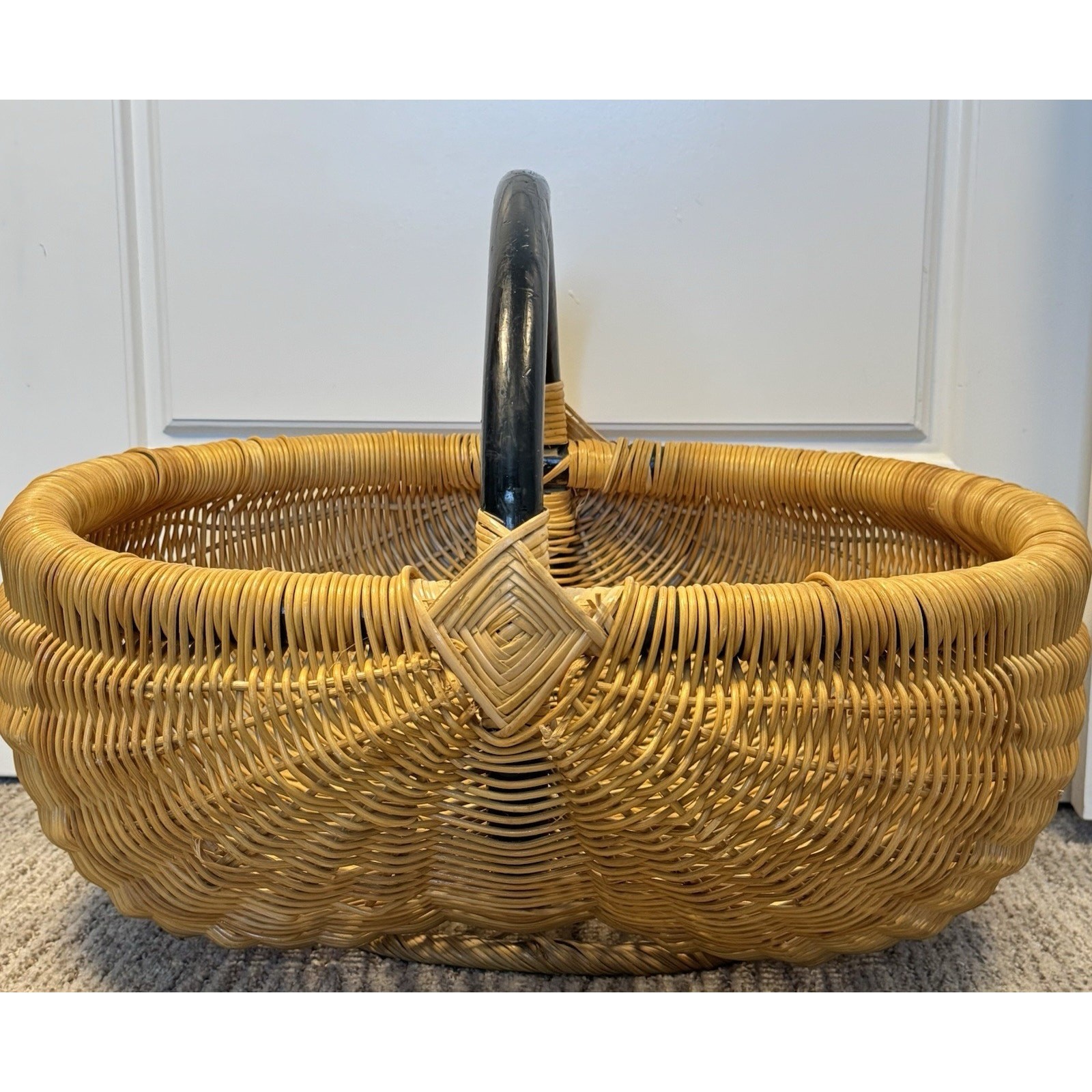 Vintage XL Primitive Basket Wicker Black Wooden Handle 21&Prime; x 16&Prime; Buttocks Egg