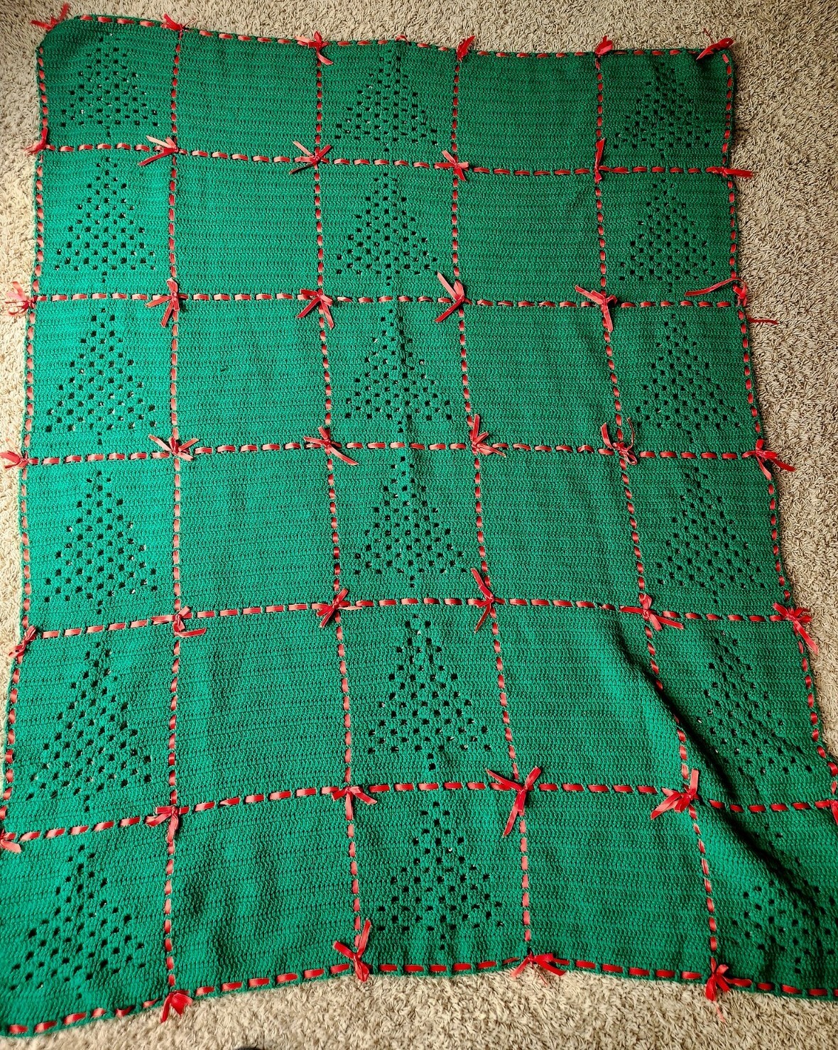 Vintage Christmas Tree Throw Holiday Afghan Hand Made Quilt Sofa back Red Ribbon
