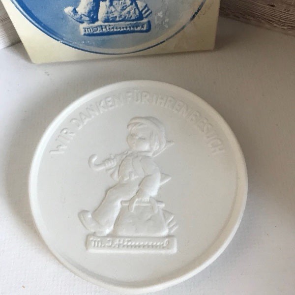 1984 Goebel Hummel Collectors Club Merry Wanderer Porcelain Plaque With Box