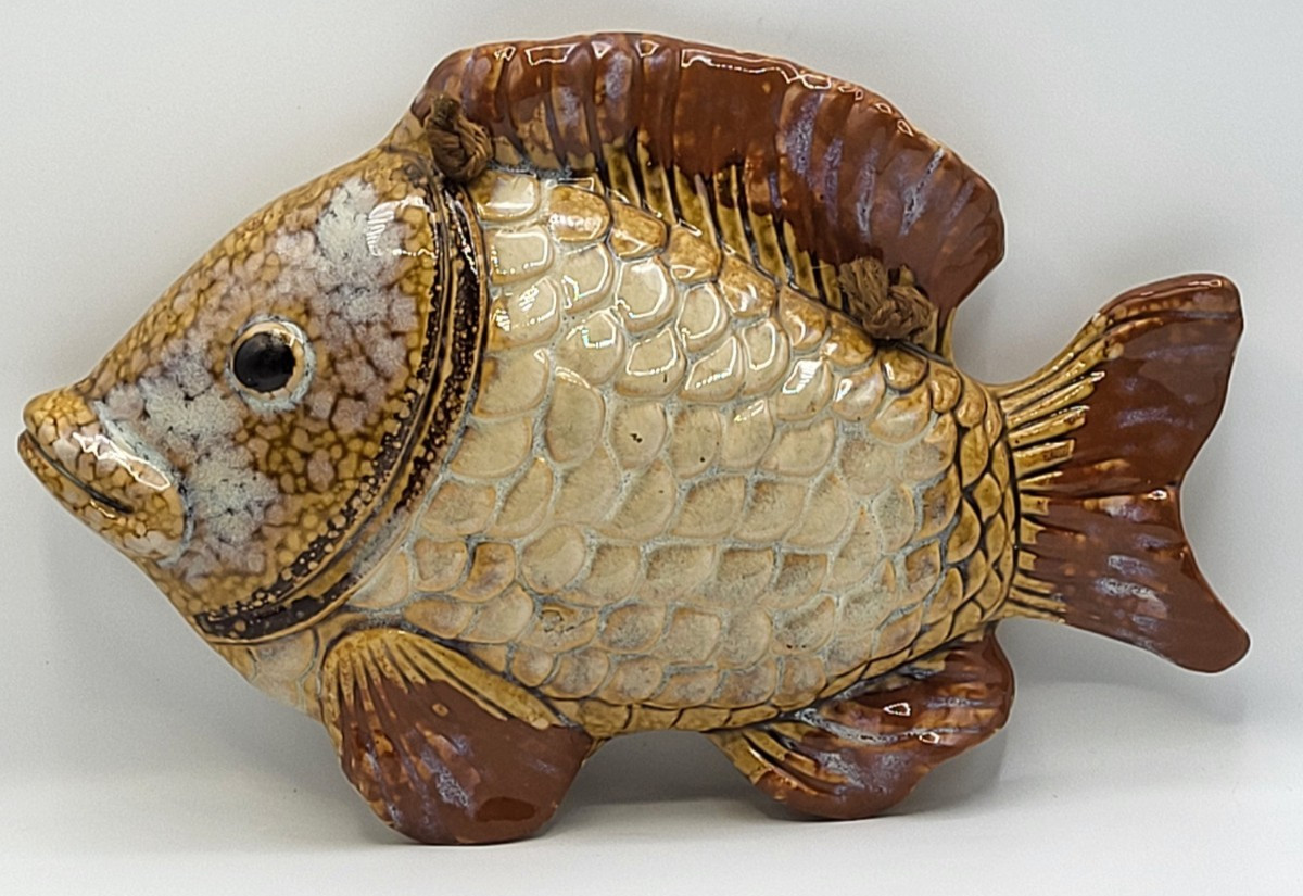 VTG. Glazed Ceramic Pottery Fish Wall Hanging Plaque 12&Prime; Pre-Treaded Cord Browns