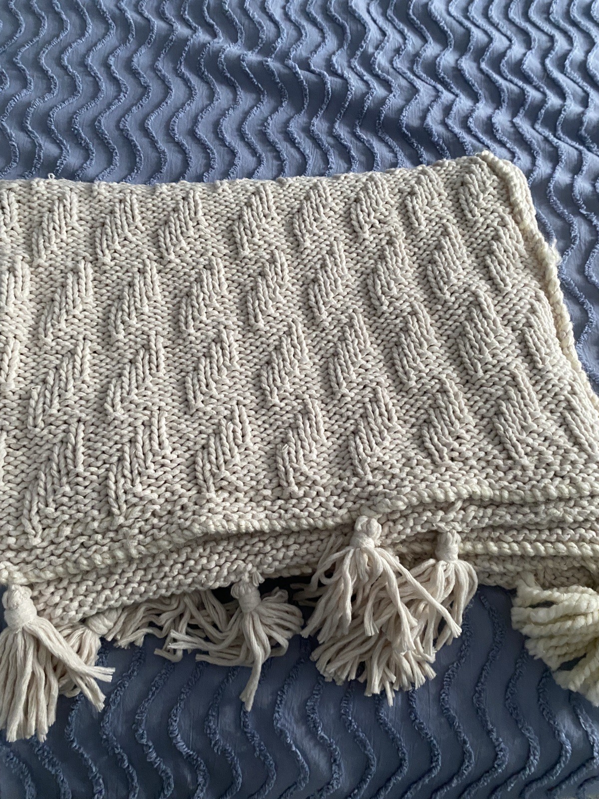 Hand Knit Ivory Chunky 50”x70”Throw Blanket w/ Tassels Beautiful! (NEW)