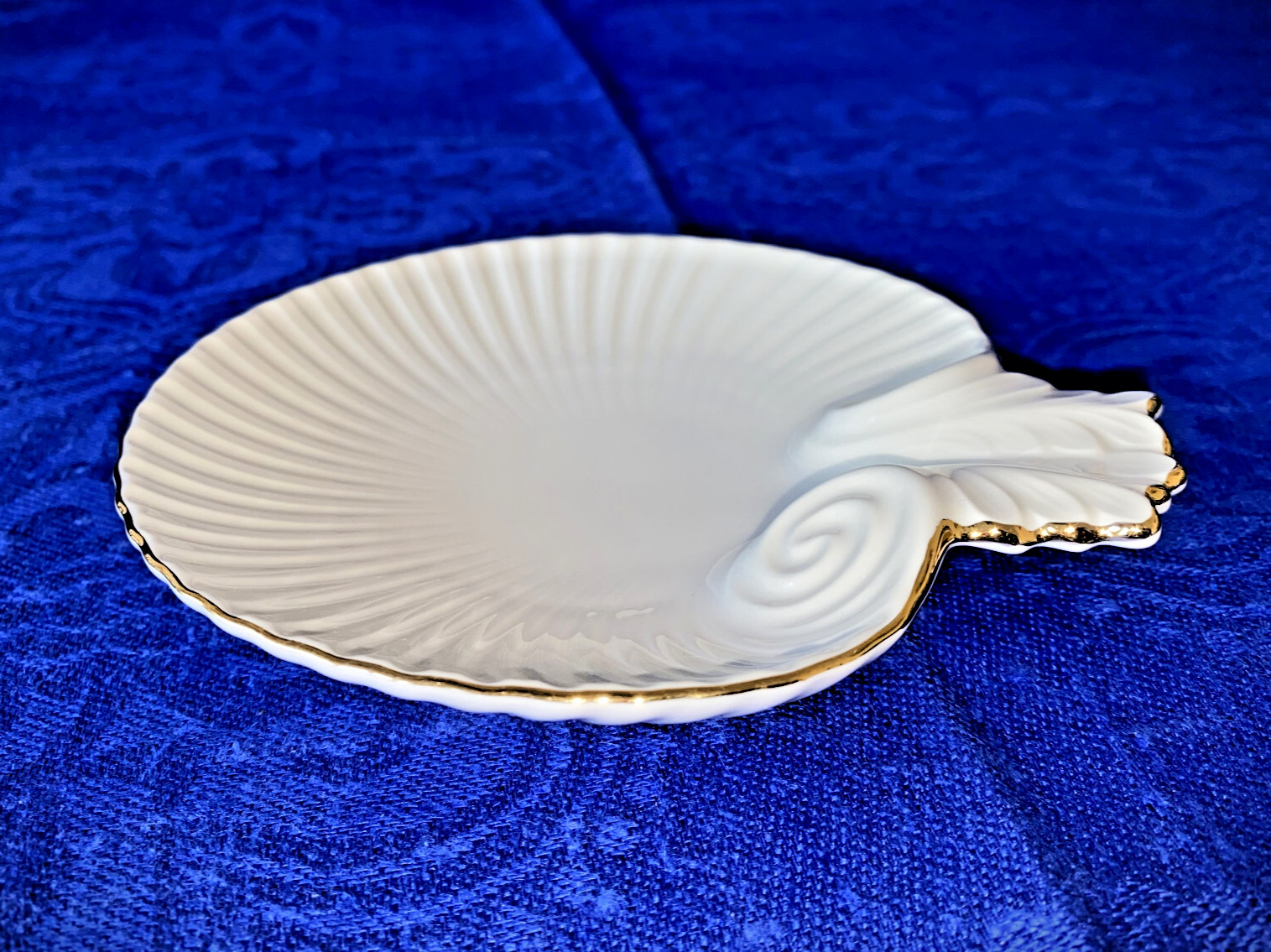 Lenox Scallop-shape Trinket Ivory Dish with gold accent, 5.75×5.25 in