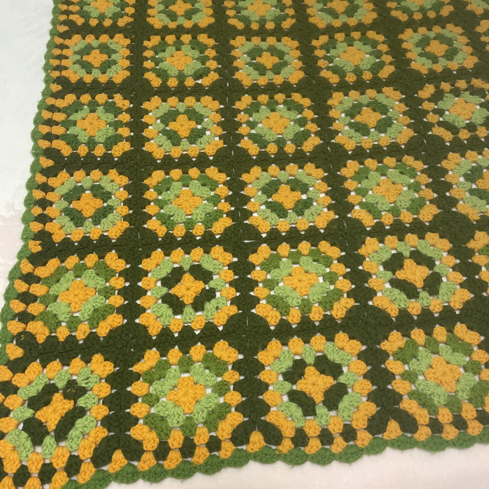 Vintage Handmade CROCHETED Throw BLANKET AFGHAN BOHO GRANNY Squares 44&Prime; X 60&Prime;