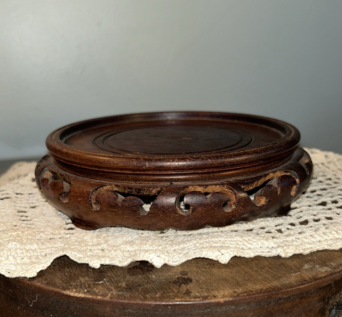VTG carved wood Asian std for vase ornament 6&Prime; X 1.5” Made in Hong Kong Fits 5”