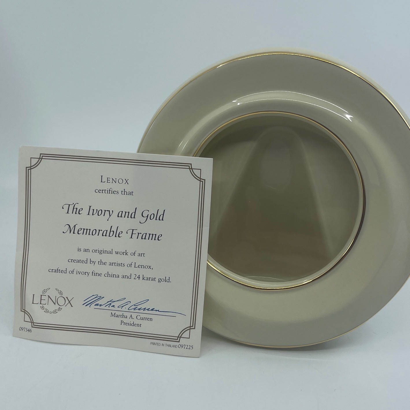 Lenox Ivory Gold Memorable Frame Round Fine China 24K Gold Trim Original Box