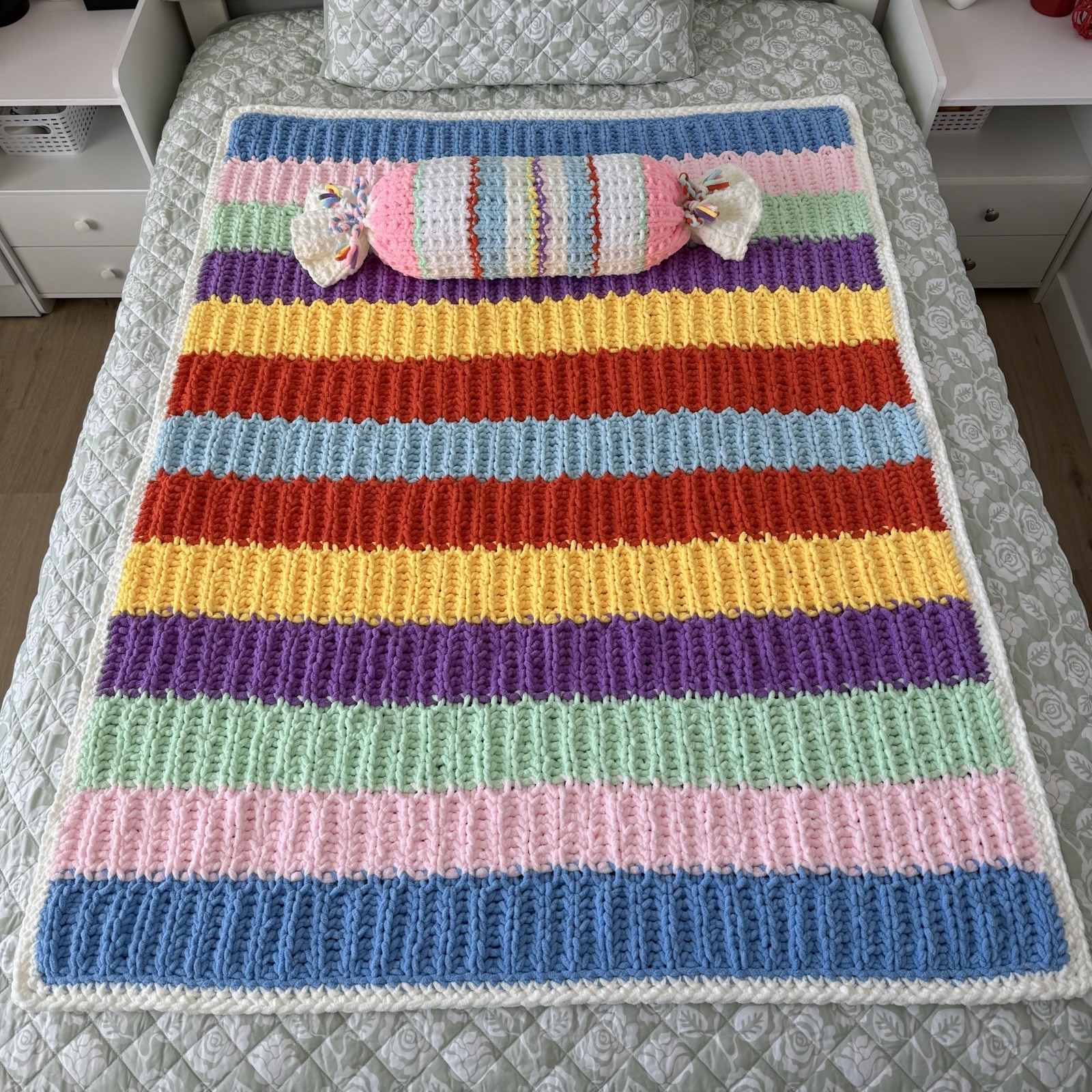 Children&rsquo;s knitted blanket 50&Prime; x 40&Prime;and pillow „ Candy  » made of soft yarn.