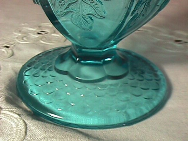 « SQUIRREL and ACORN » VASE 5 3/4&Prime; BY: UNKNOWN