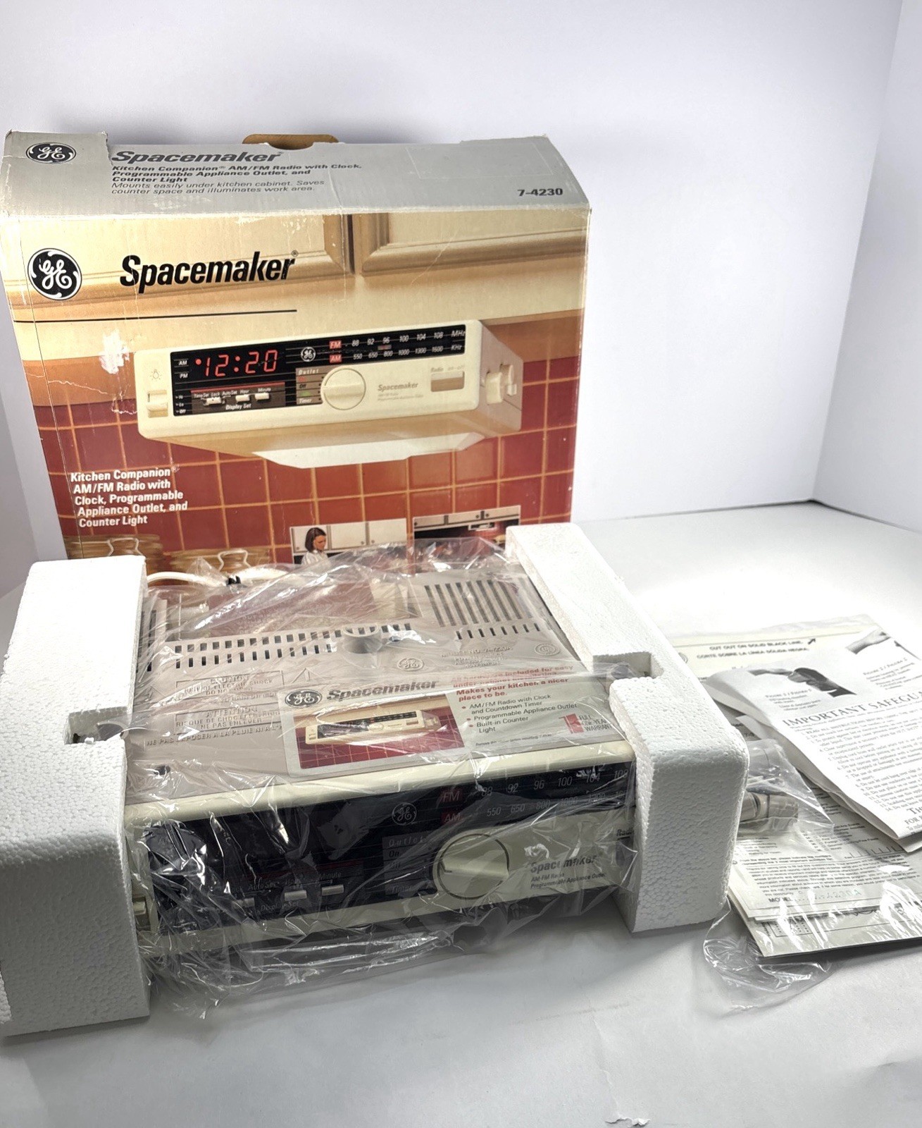 Vintage New Open Box GE Spacemaker AM FM Clock Radio Under Cabinet Light 7-4230