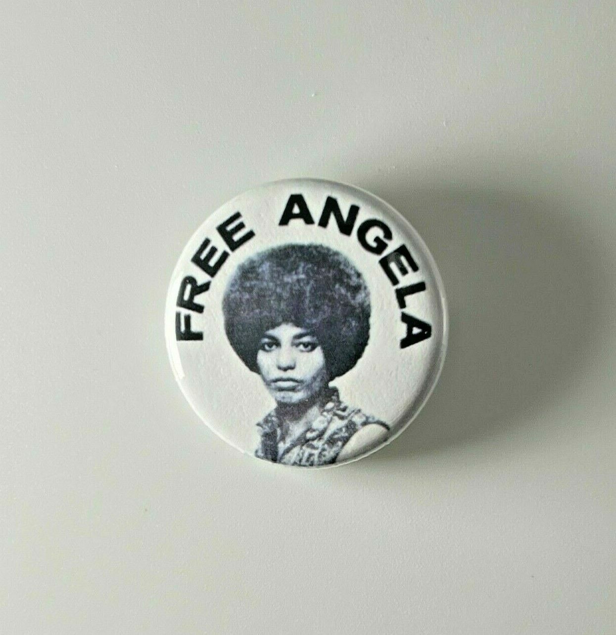 Free Angela Davis 1.25&Prime; Button A014B125 Black Panther Party Pin Badge Hampton