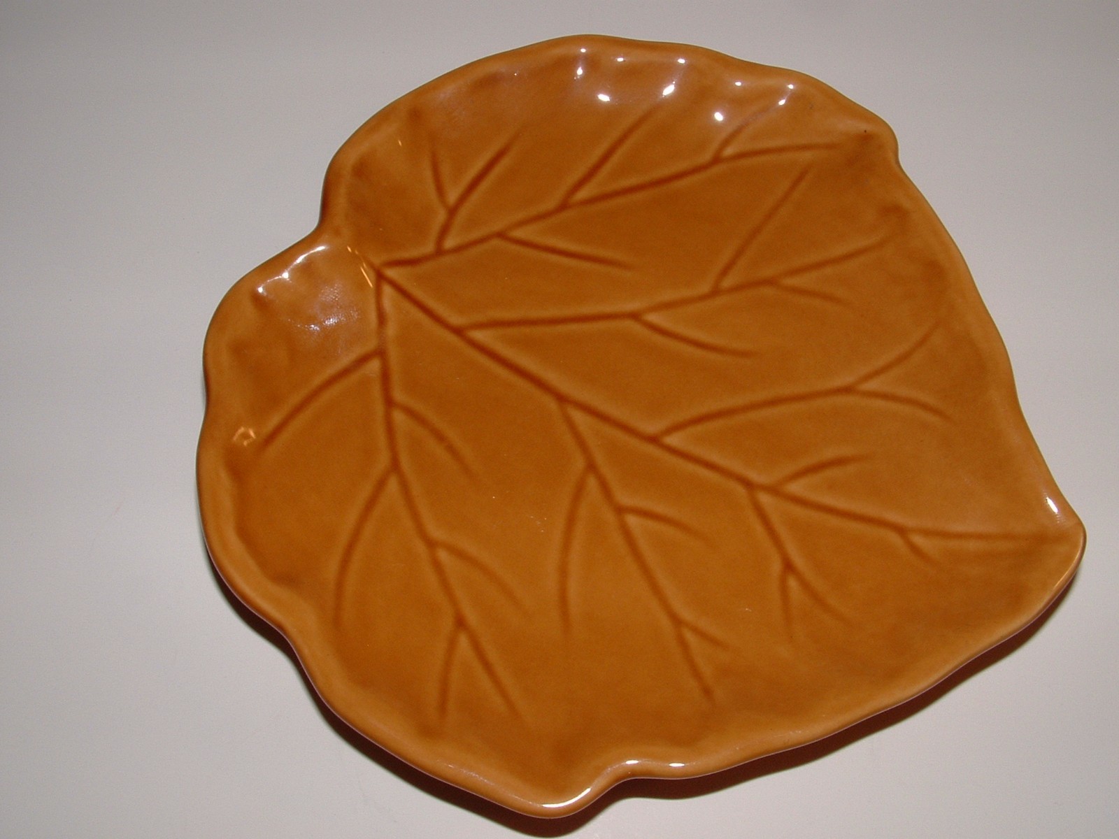 Leaf Maple Shade Decorative Plate, With Display Stand, Age Unknown, pre-owned