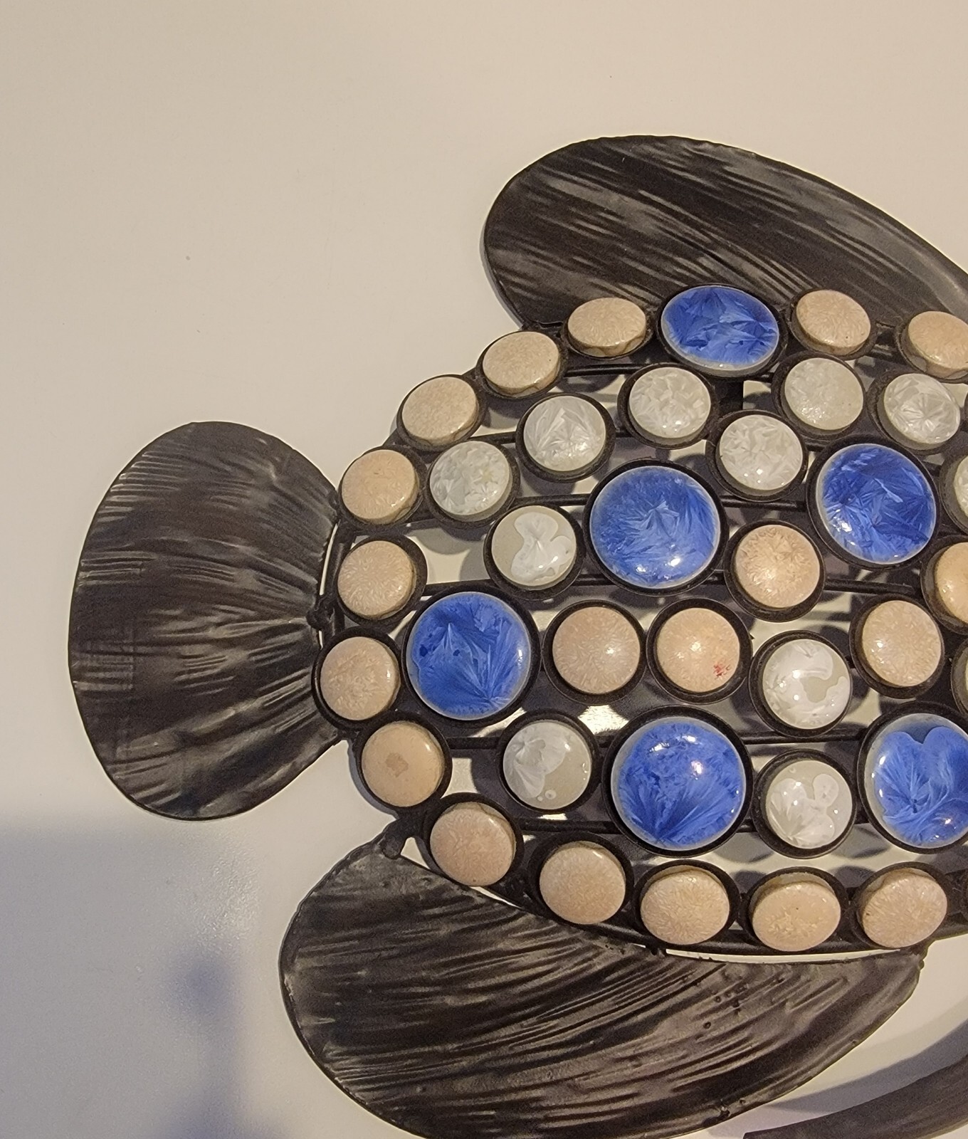 Metal Hammered Fish Sculpture Multi Colored Glass Indoor Outdoor 13&Prime;×10.75&Prime; EUC