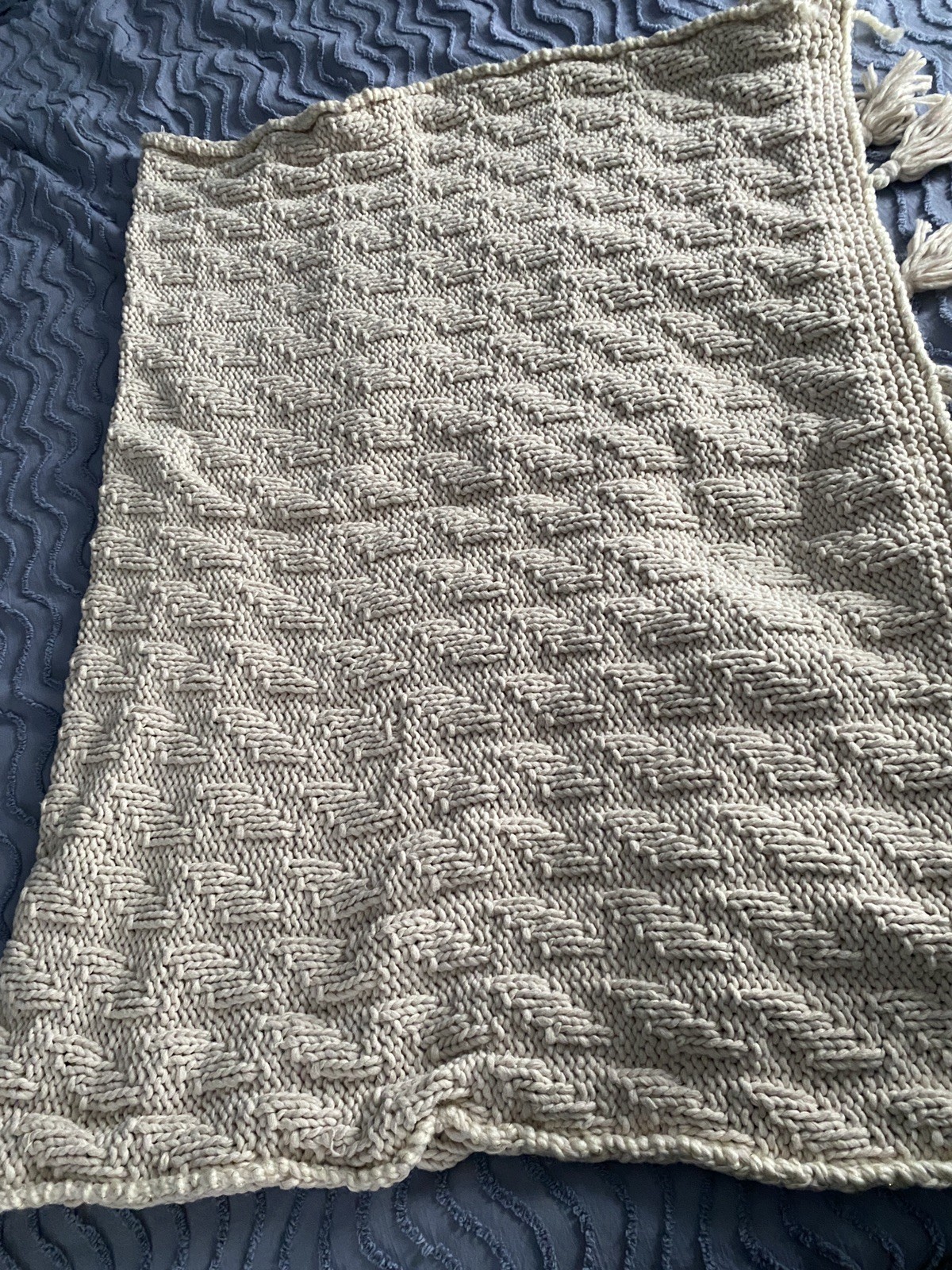 Hand Knit Ivory Chunky 50”x70”Throw Blanket w/ Tassels Beautiful! (NEW)