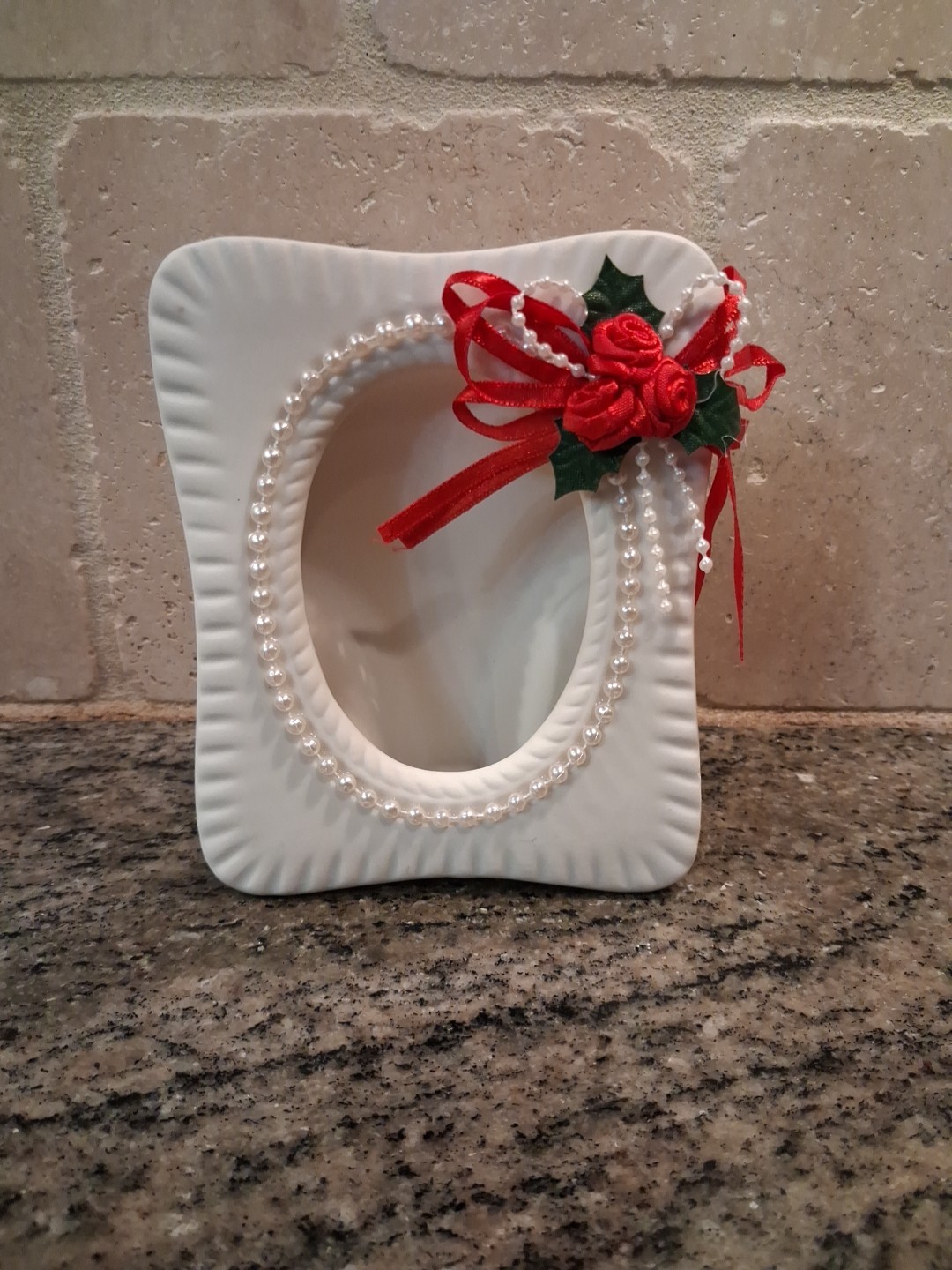 Ivory Ceramic & Pearl Free Standing 5&Prime; x 4&Prime; Picture Frame 3&Prime; x 2&Prime; Pic Opening