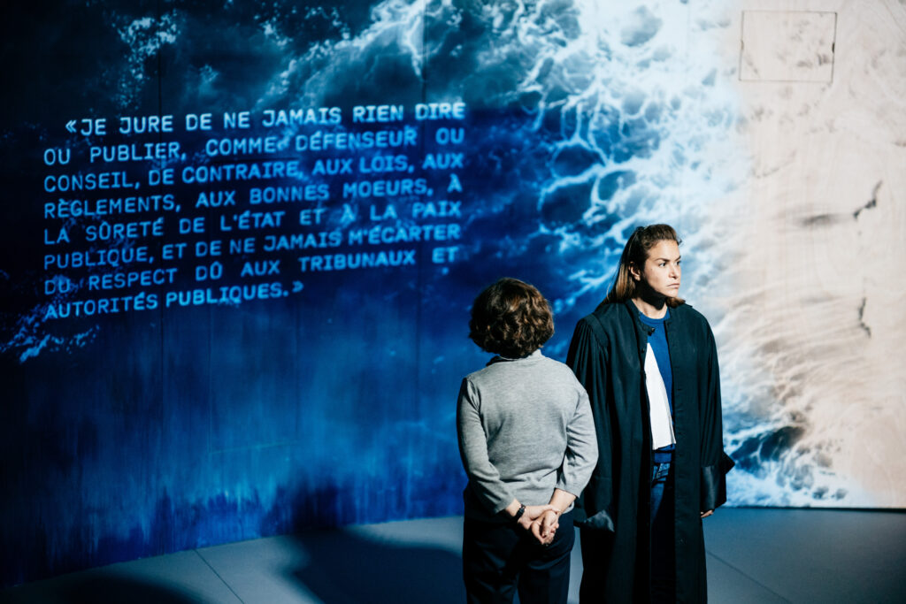 Ariane Ascaride et Philippine Pierre Brossolette devant une citation projetée sur un mur