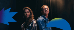 Visuel pour la pièce de théâtre Domoun. Les deux comédiens, une femme et un homme, sont assis dos à dos et regardent la caméra.