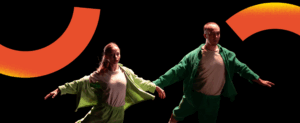 Visuel pour le spectacle de danse Quatre saisons. Deux danseurs habillés en vert entament une pirouette.