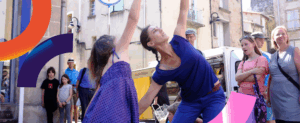 Visuel pour le spectacle de danse Troc ! Une petite fille est face à une danseuse qui reproduit son geste.