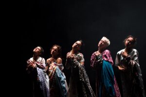 Photographie des cinq interprètes du spectacle Maldonne de Leïla Ka