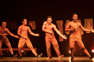 Les artistes du spectacle Moya en train de danser le pantsula. 