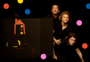 Les trois comédiens de en forme cachés derrière une maison 