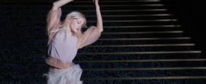 Une jeune femme en trai de danser les bras en l'air