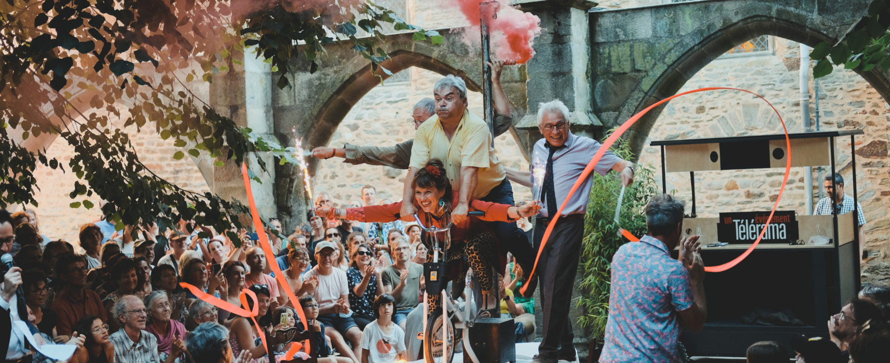 Les comédiens font la fête sur un vélo sur une table