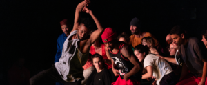 Plusieurs danseurs sur scène en mouvement