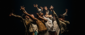Les danseurs effectuant un mouvement synchronisé.