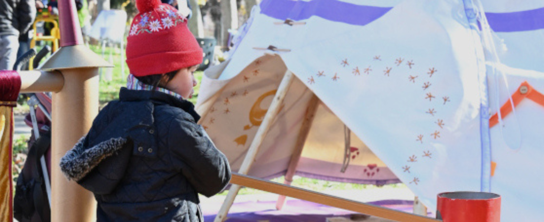 Une enfant jouant avec une structure.