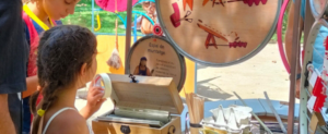 Des enfants s'amusent avec l'installation.